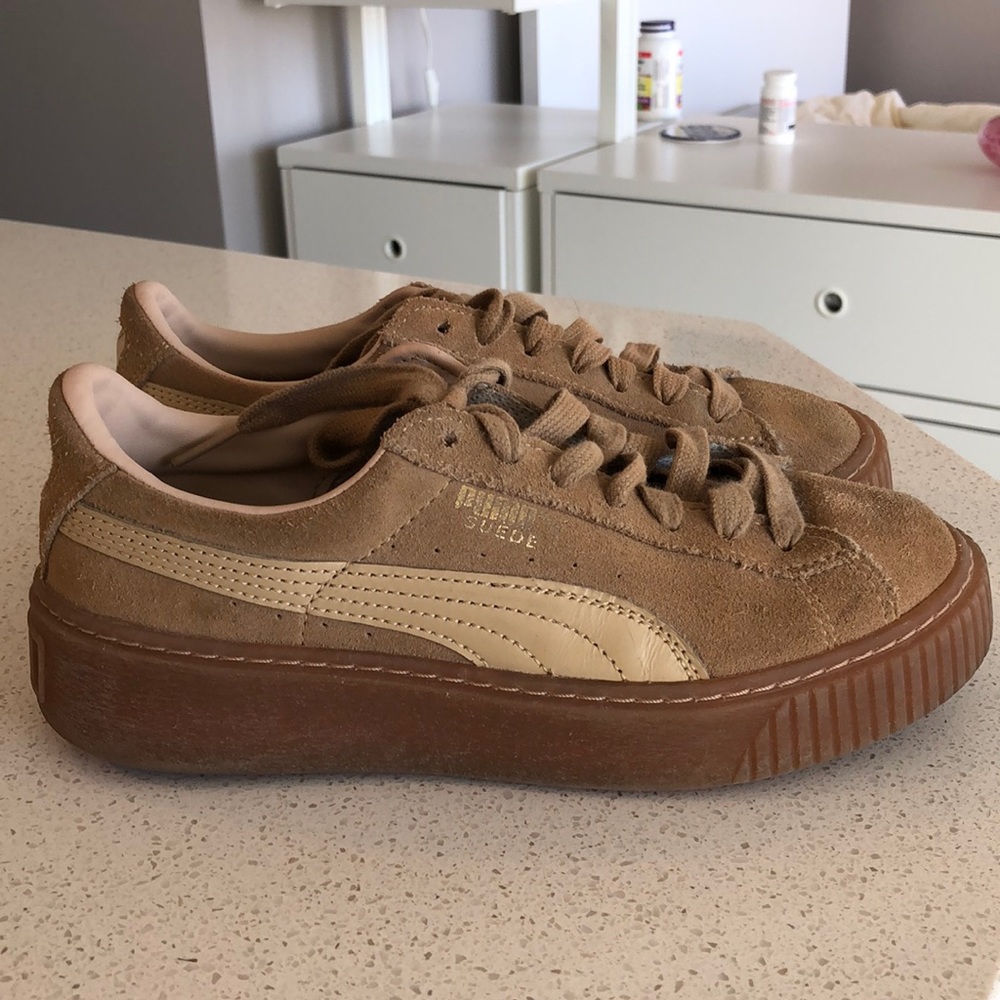 Puma Sneakers. Size 6 WMNS.